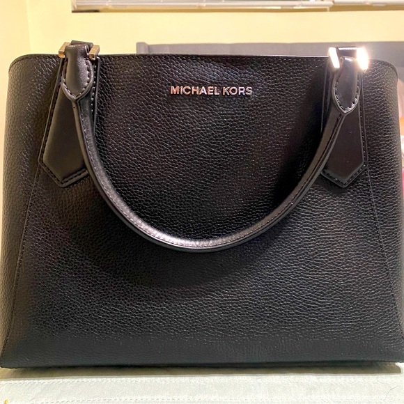 Black Michael Kors Bucket Bag - Picture 4 of 17